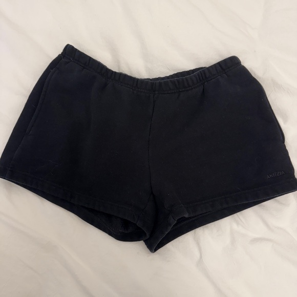 Aritzia Pants - Aritzia Women's cozy sweatfleece boyfriend lo rise mini shorts